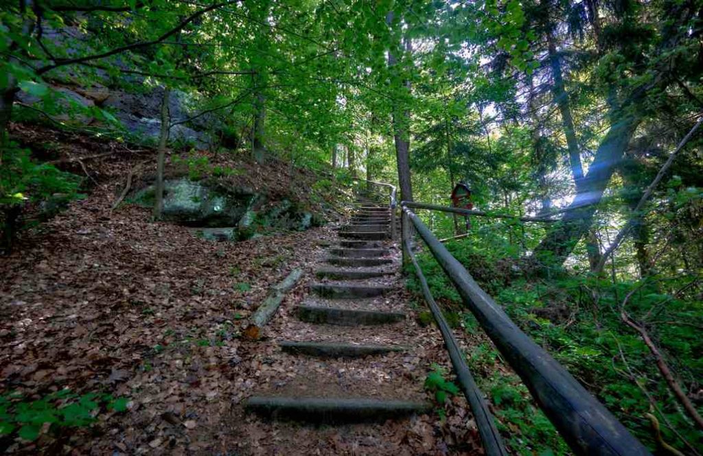 schody w skalnym mieście Jonsdorf
