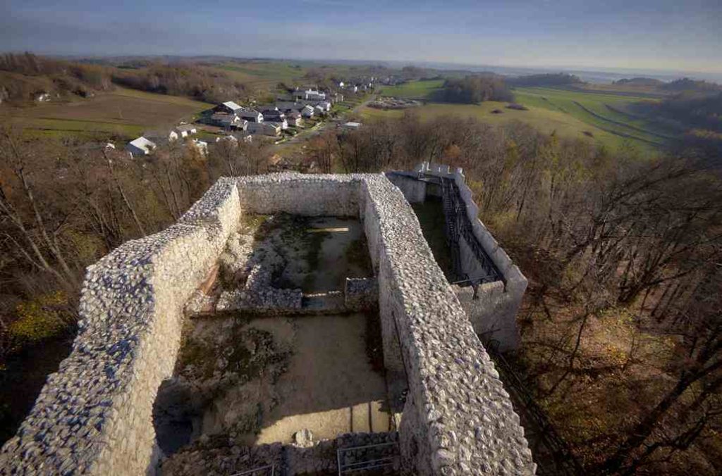 mury zamku pilcza