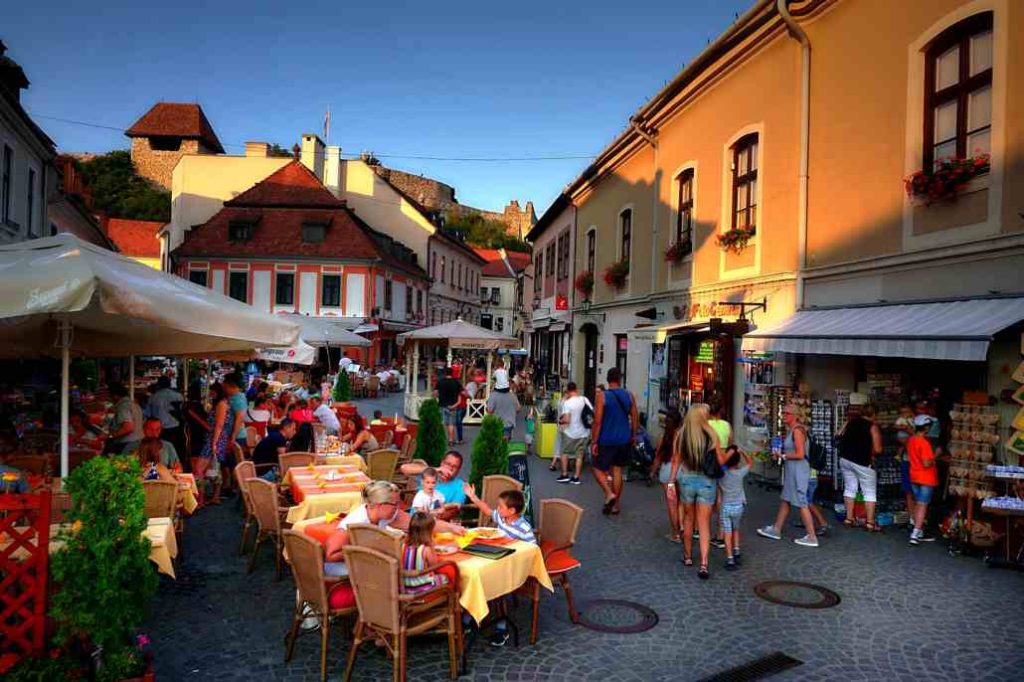 W Egerze na starówce Na turystów czekają liczne kawiarnie