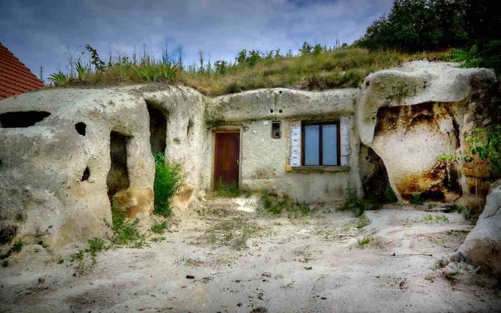 Dom w skale w Noszvaj
