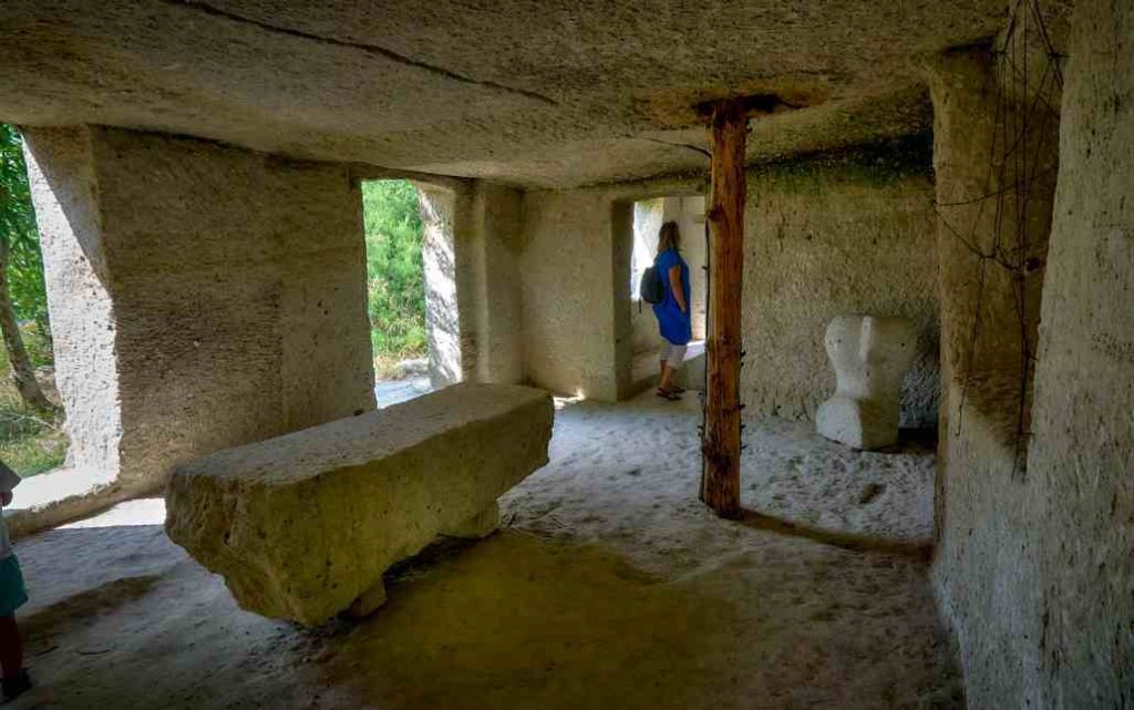 Przykładowe wnętrze domu w jaskini  w Noszvaj