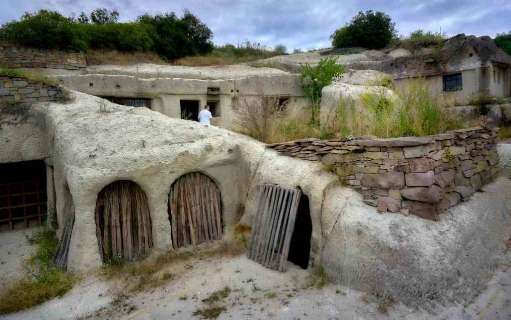 Domy w jaskiniach w Noszvaj położone są piętrowo