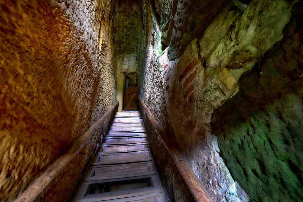 Do zamku wchodzimy po stromych schodach między skałami
