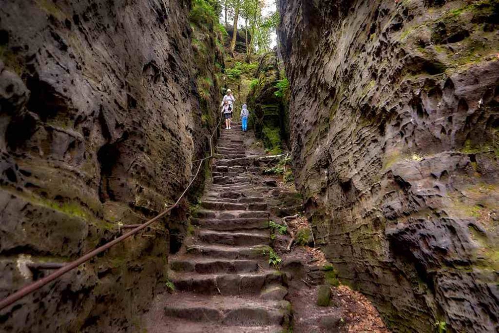 schody w skalnym mieście