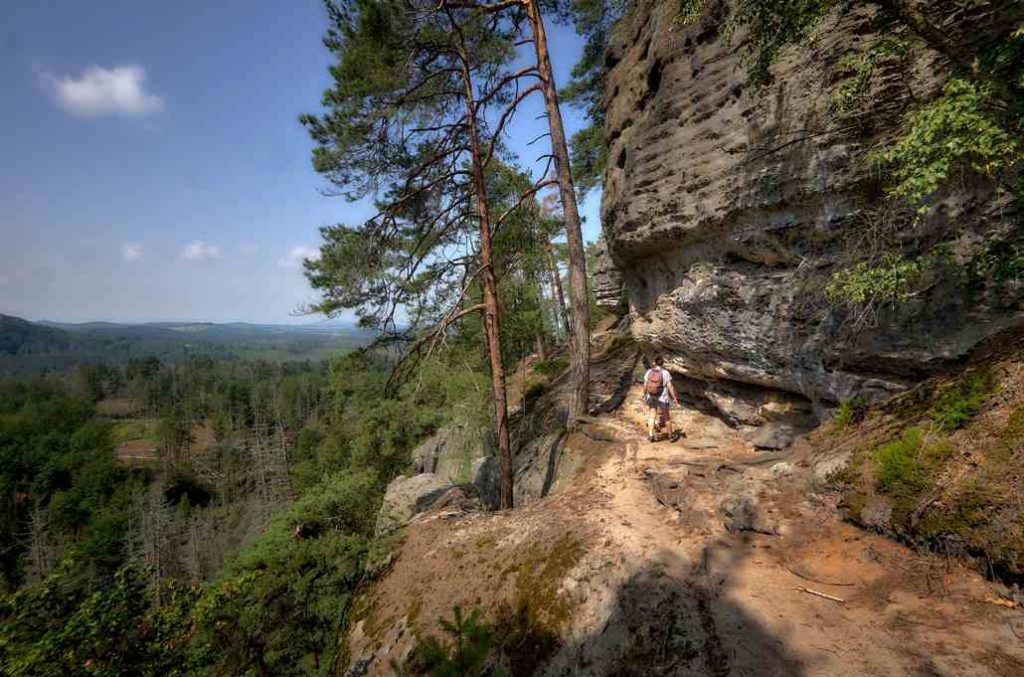 Szlak na Małą Bramę Pravcicką prowadzi nad stromym urwiskiem