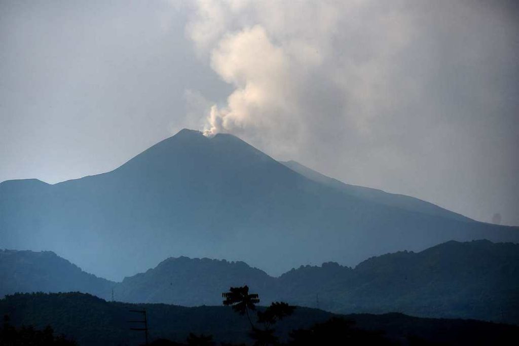 Etna skryta za dymem i mgłą