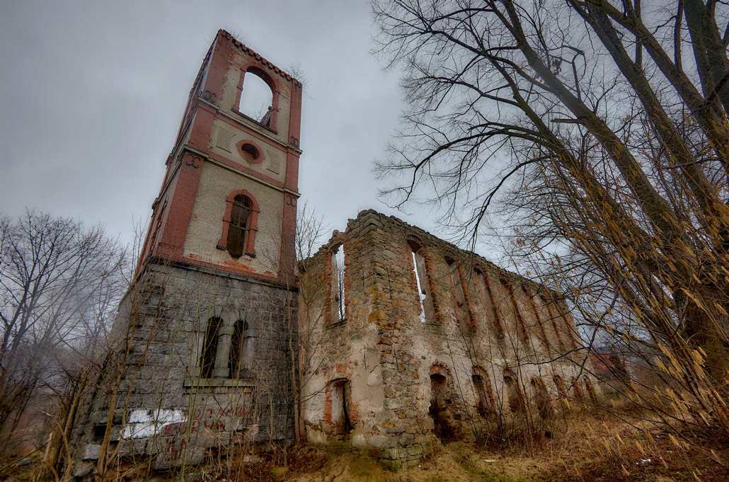 Ruiny kościoła ewangelickiego w Karpnikach