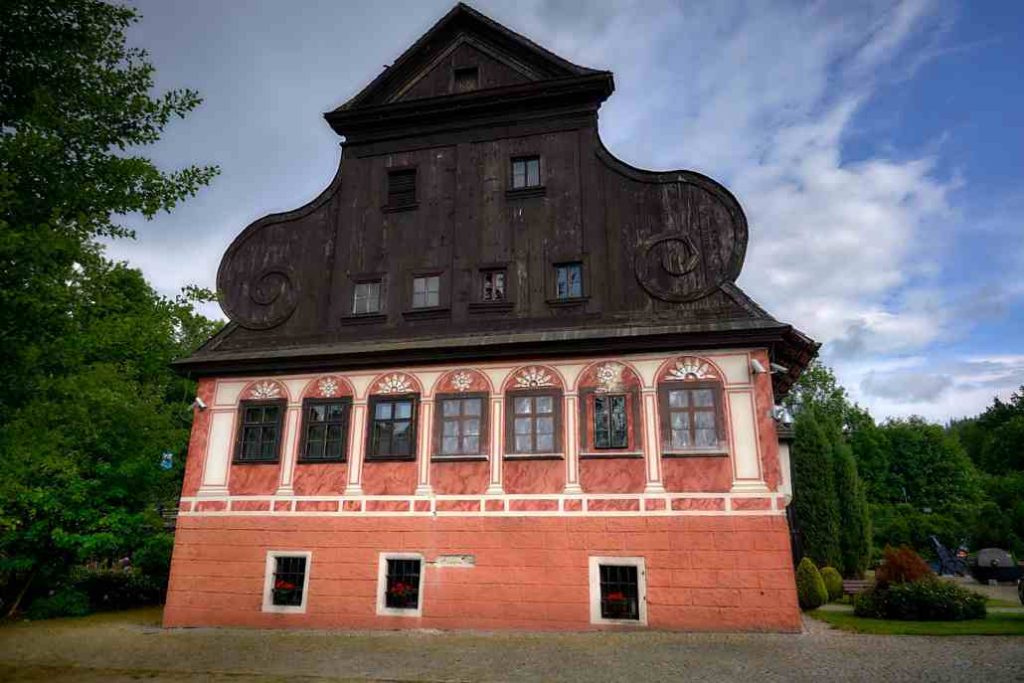 Muzeum znajduje się w zabytkowych budynkach starego młyna papierniczego