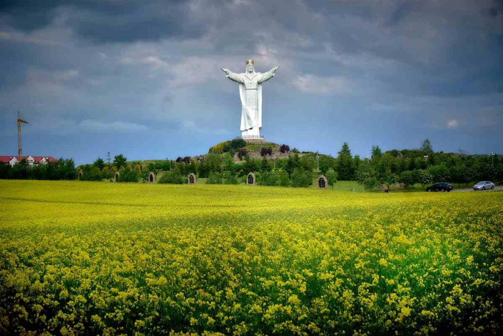 Figura Jezusa Chrystusa Króla Wszechświata w Świebodzinie